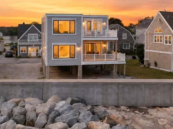 16 Gunrock Ave, Hull, MA 02045