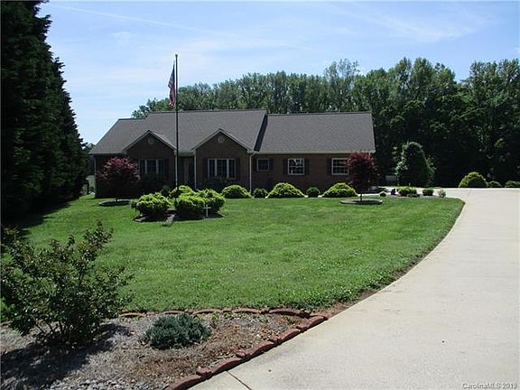 3rd image of 154 Larkin Ln