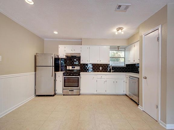 4th image of 610 1/2 Genard St #B