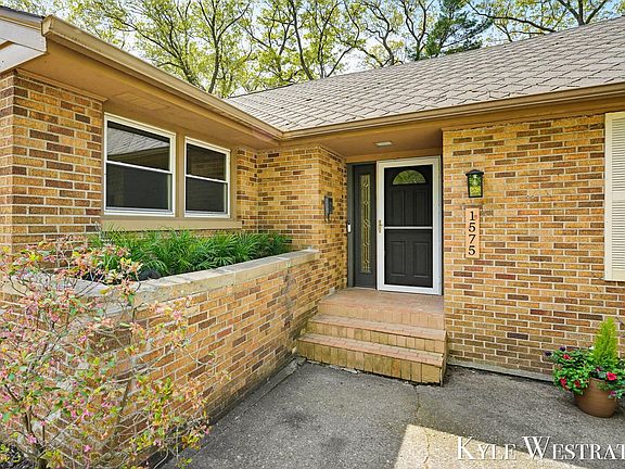 2nd image of 1575 Ridge Ave