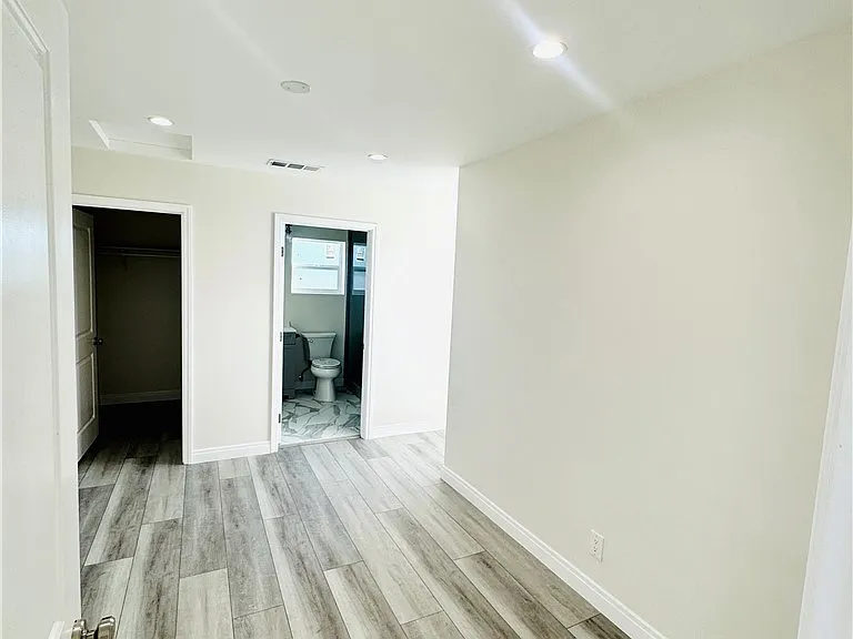 9318 Encino Ave — Photo 17