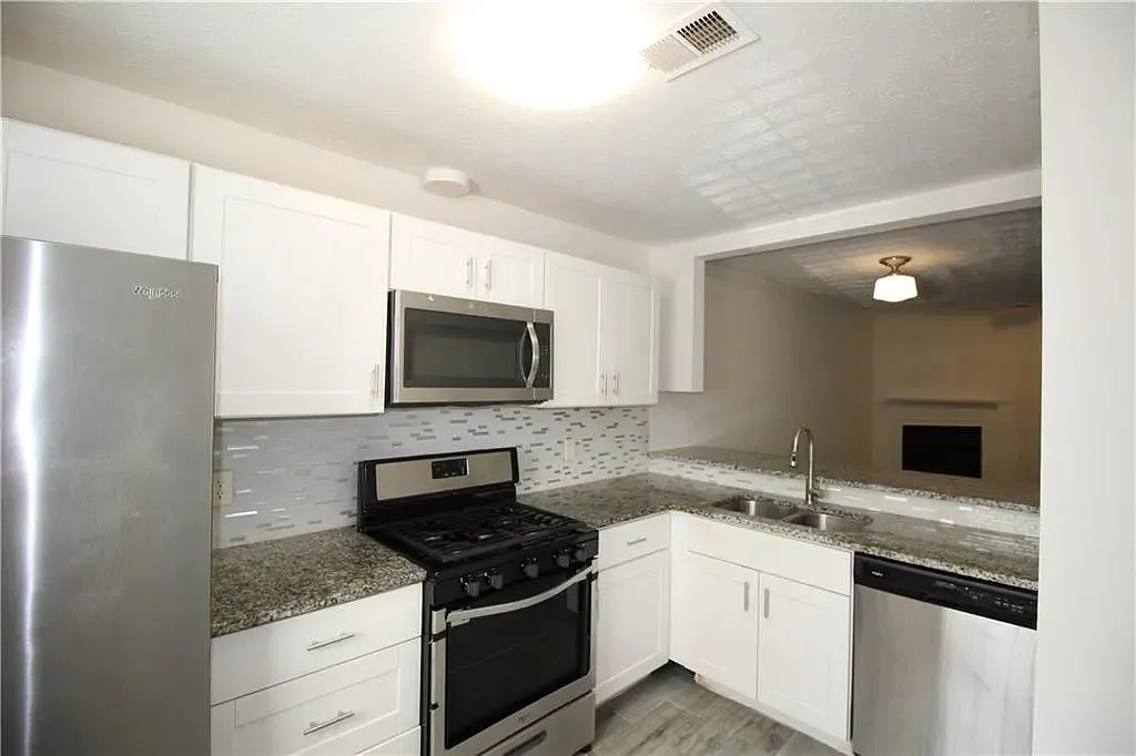 2 bed, 1152 sqft, $1,750 — Photo 2
