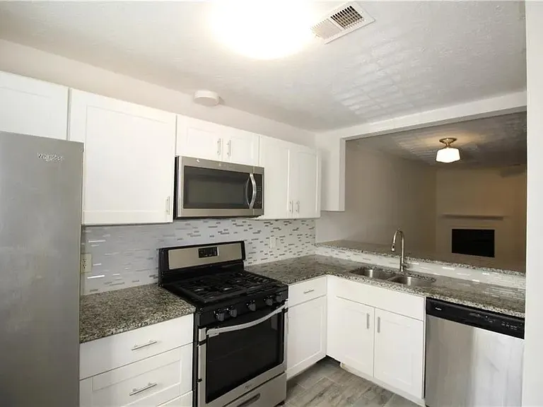 4031 Bayside Cir — Photo 2