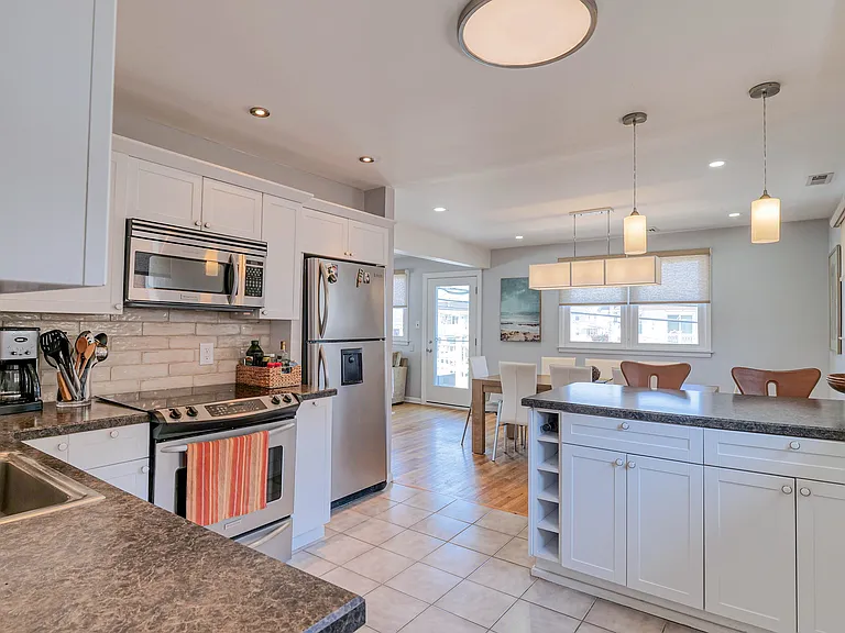 7000 Winchester Ave — Photo 17