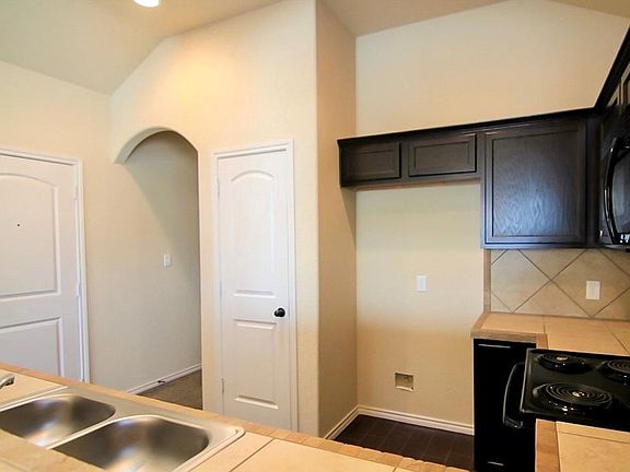 4th image of 610 Creekside Cir