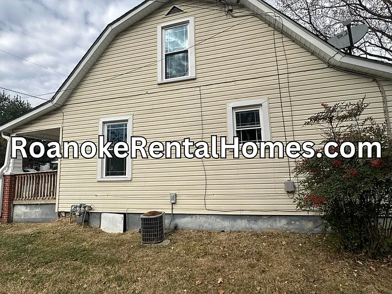 811 Peck St NW — Photo 7