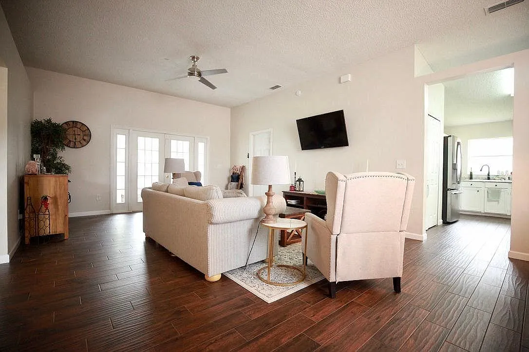 3 bed, 1408 sqft, $2,350 — Photo 2
