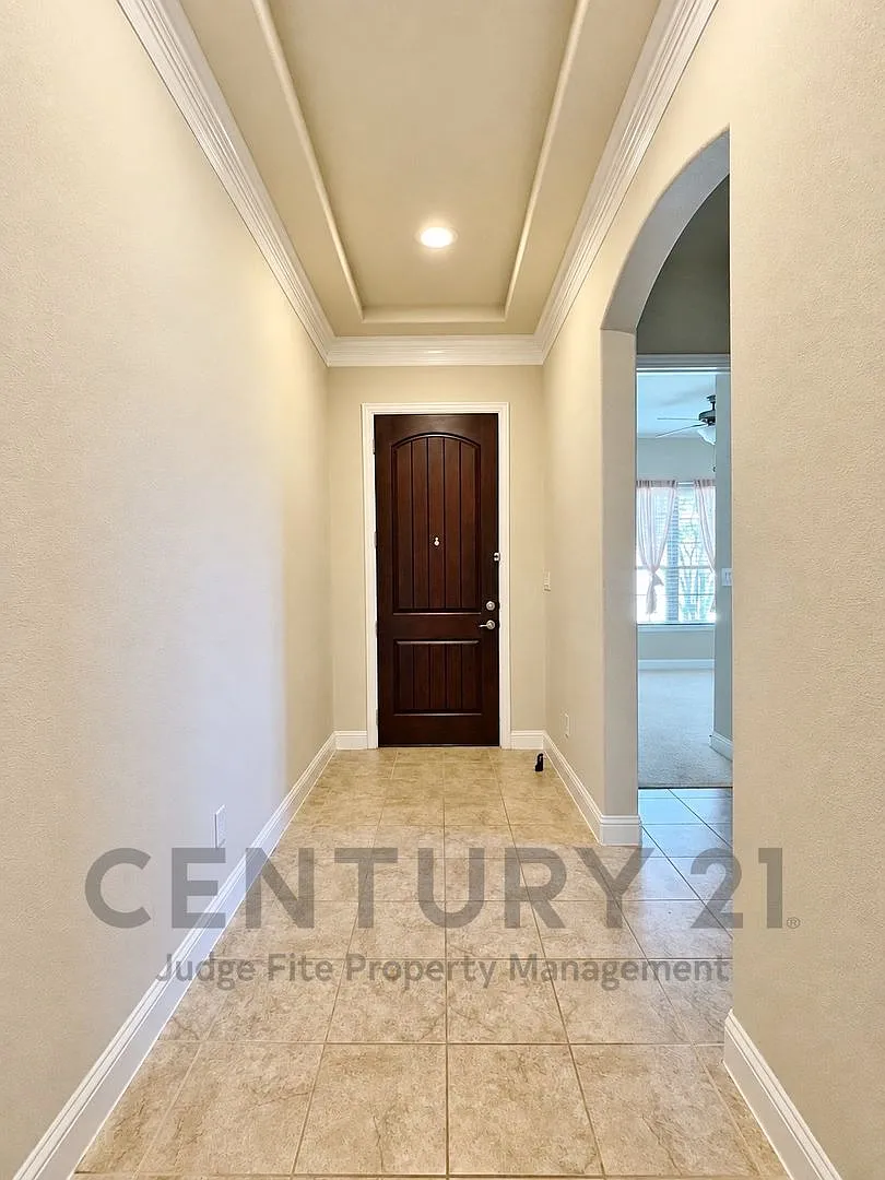 Well-Designed 3/2/3 Conveniently Located in The Colony For Rent! — Photo 2