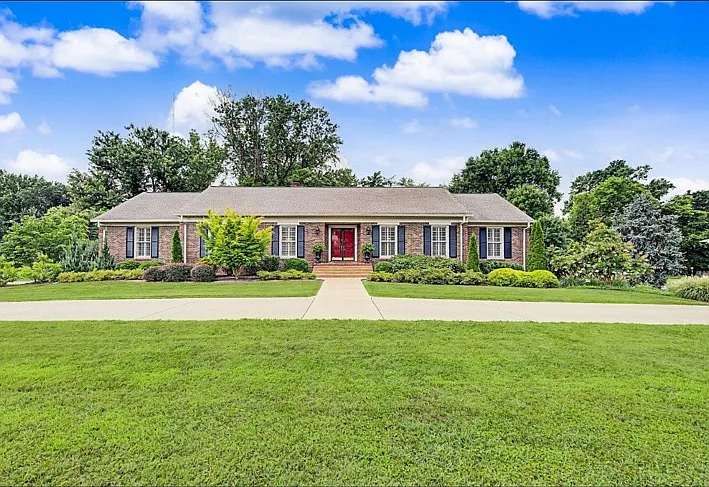 5 bed, 3831 sqft, $7,500 — Photo 2