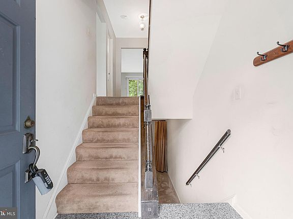 4th image of 2827 Kelly Sq