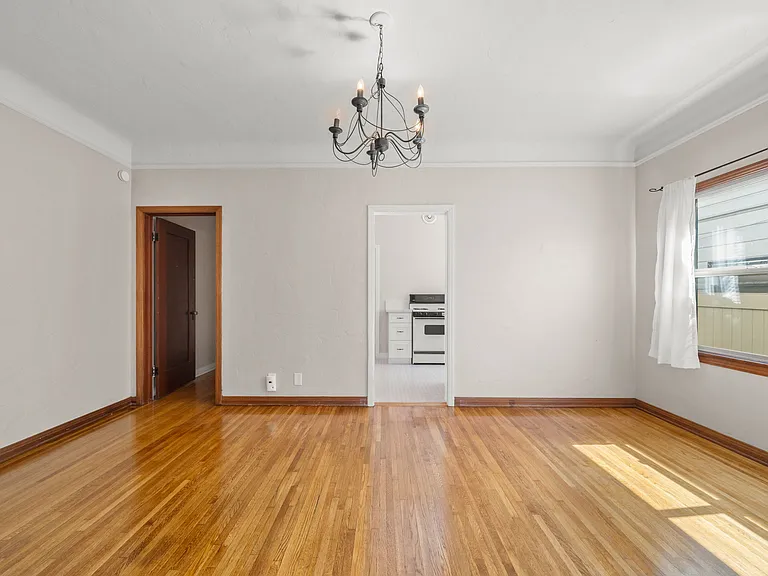 1136 Bennett Ave — Photo 9