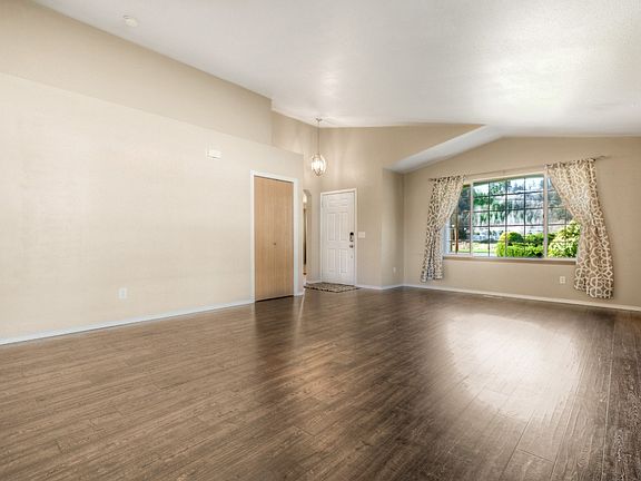 4th image of 1028 Algona Blvd N