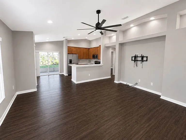 9253 Beaufort Ct — Photo 3