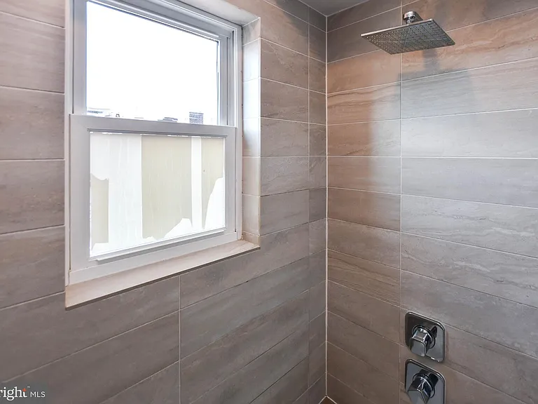 913 Quincy St NE #3 — Photo 23