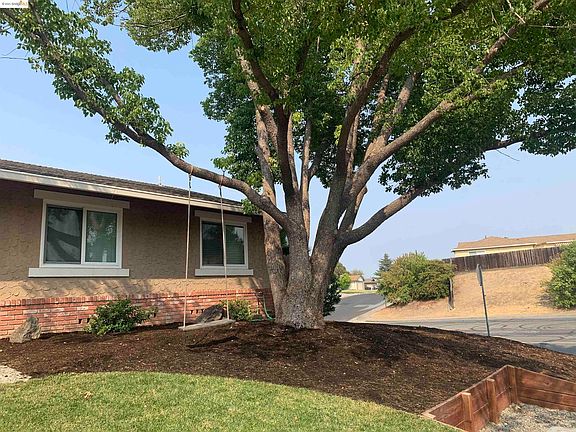 3rd image of 302 Hillsdale Dr