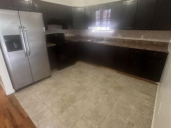 2nd image of 882 S 17th St Floor 2