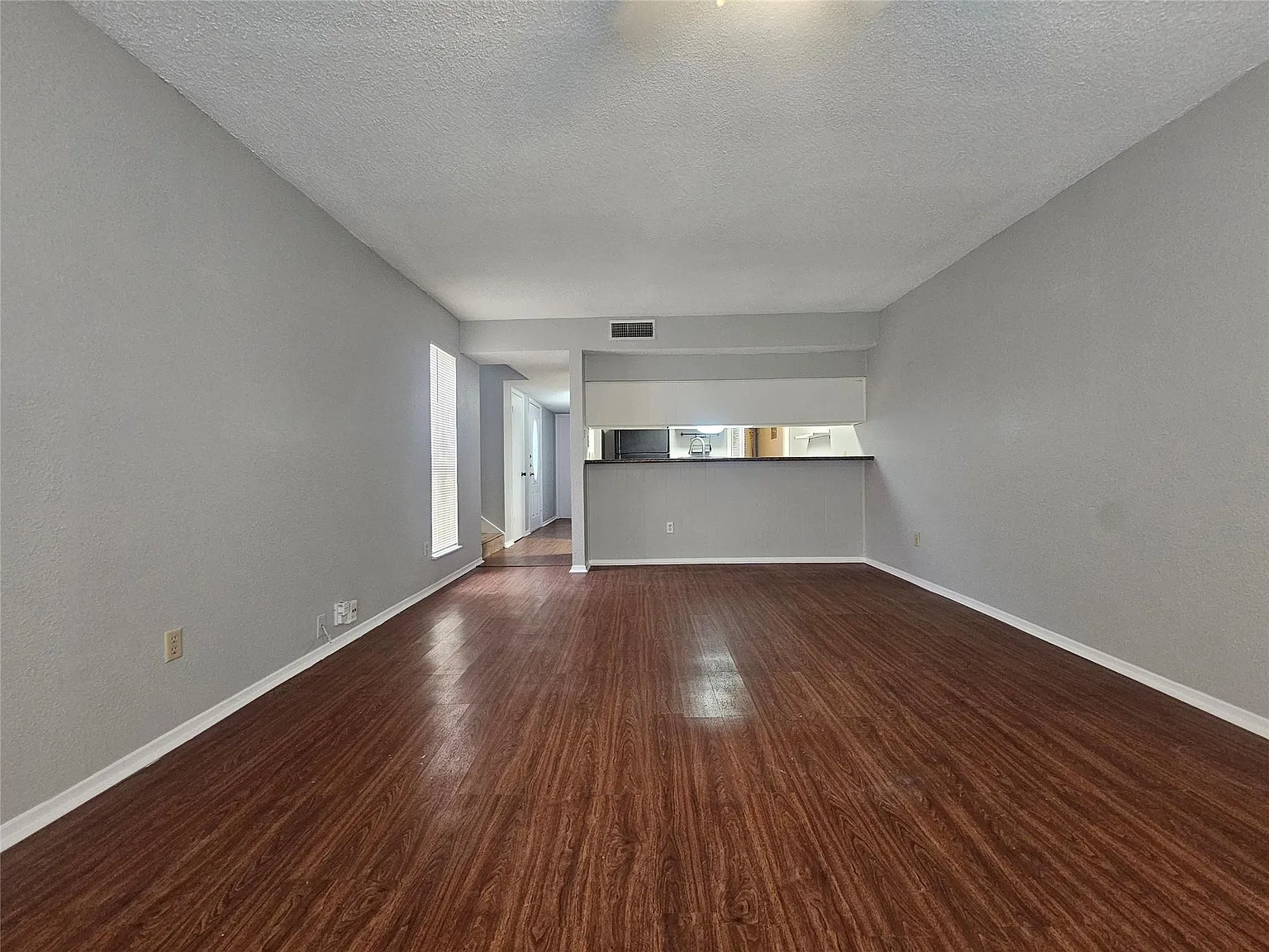3 bed, 2.0 bath, 1390 sqft, $1,550 — Photo 3