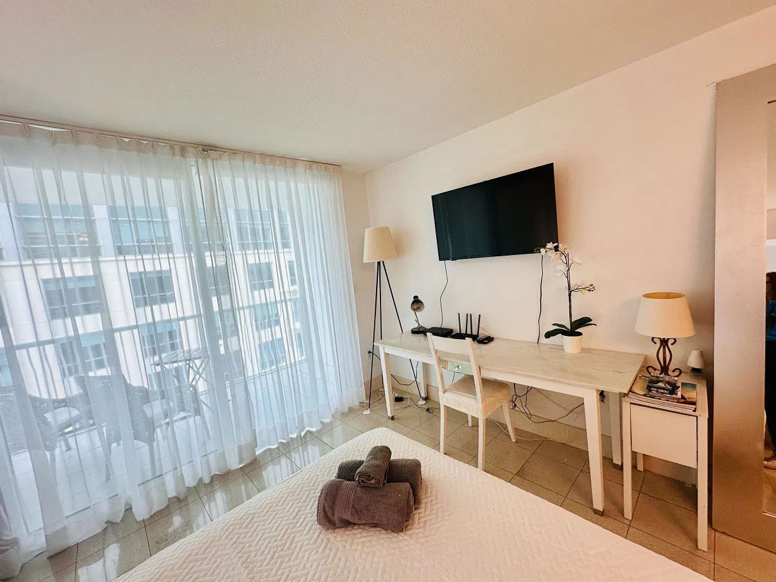 1 bed, 1.0 bath, 548 sqft, $4,209 — Photo 2