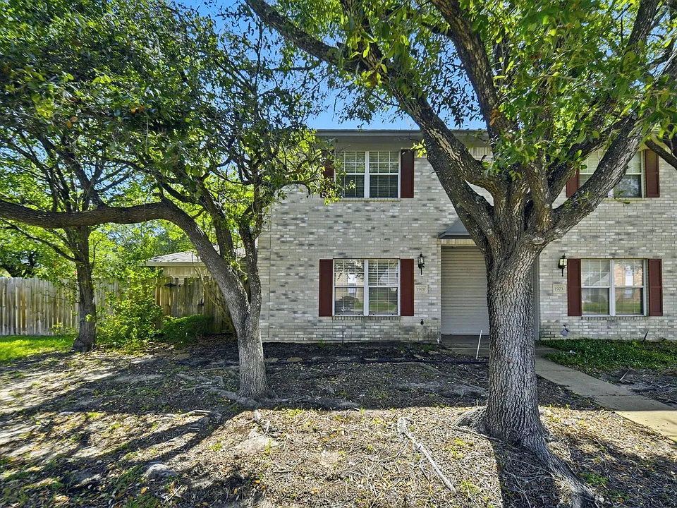 1901 Woodsman Dr