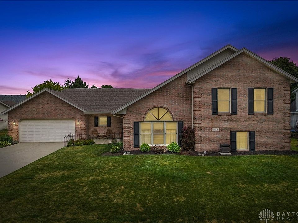 1st image of 695 Willow Creek Way