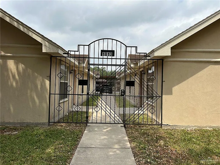 1813 Bahamas Dr — Photo 2