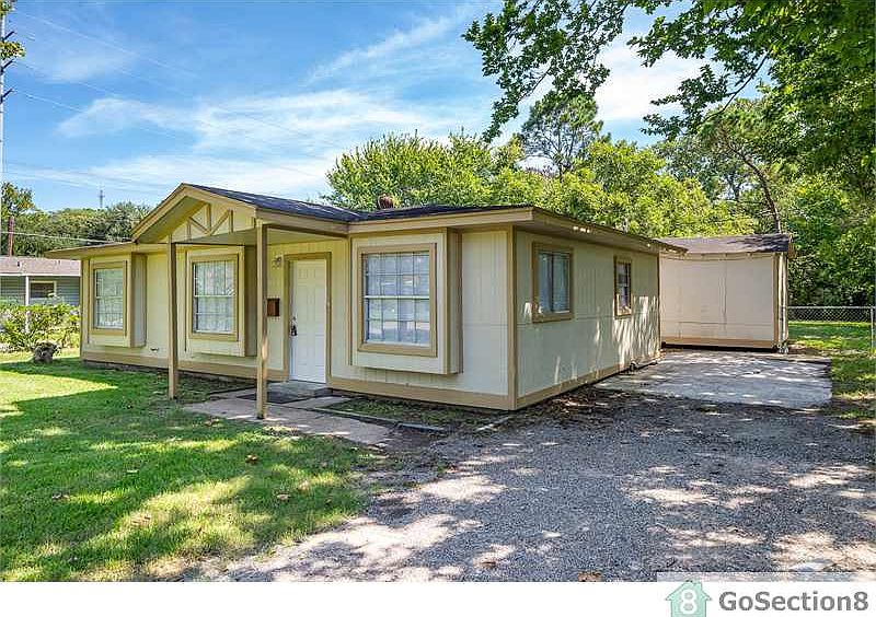 1st image of 403 Honeysuckle Dr