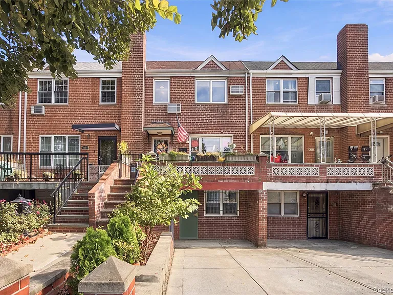 4-bedroom house for sale in Woodside