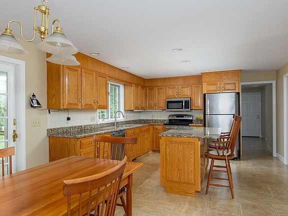 5th image of 122 Fox Hill Dr