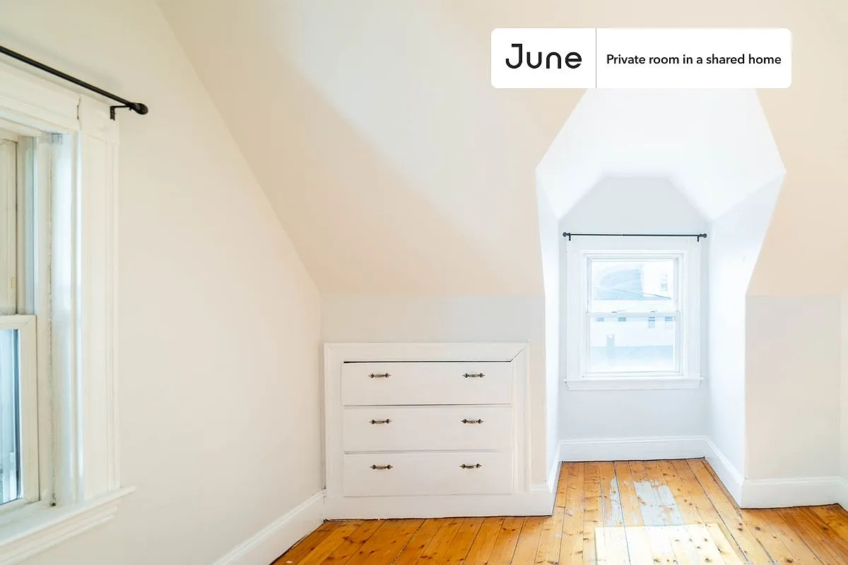Full bedroom in 7 bed/2 bath home in Brighton #1517 G — Photo 4