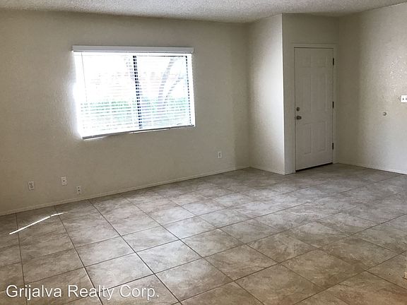 4th image of 2859 N Flanwill Blvd