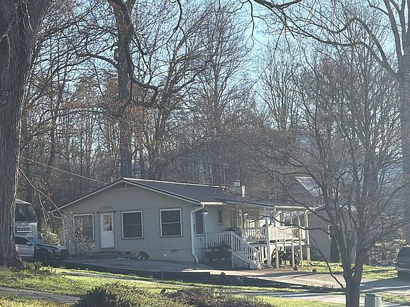 3rd image of 900 Cat Creek Rd