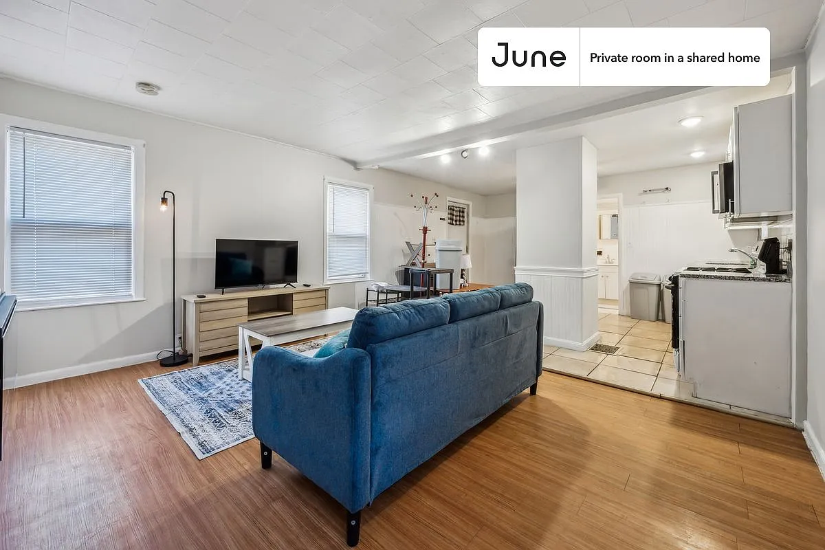 Queen bedroom in 3 bed/1 bath home in East Cambridge #1812 A — Photo 2