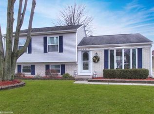 54240 Lytton Dr, New Baltimore, MI