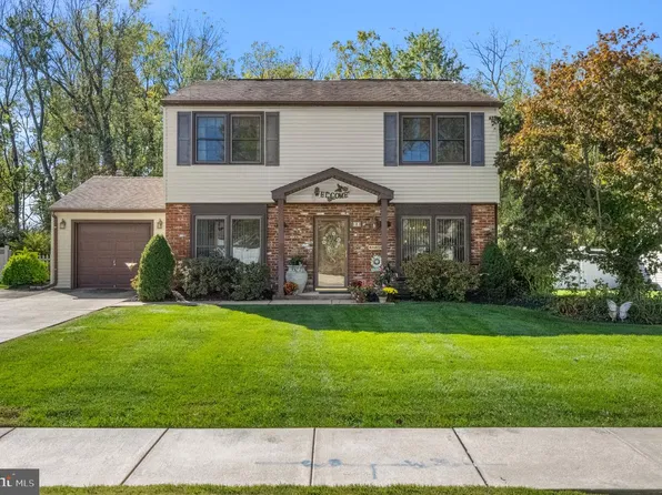 8 Washington Dr, Laurel Springs, NJ 08021