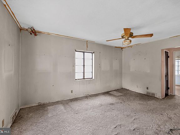 5th image of 998 Park Dr