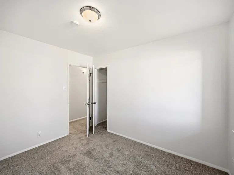 2400 Valley View Dr — Photo 12
