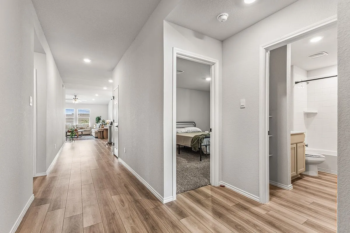4 bed, 2.0 bath, 1796 sqft, $2,200 — Photo 3