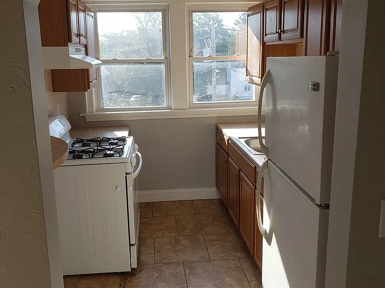 115 Lowell St — Photo 13