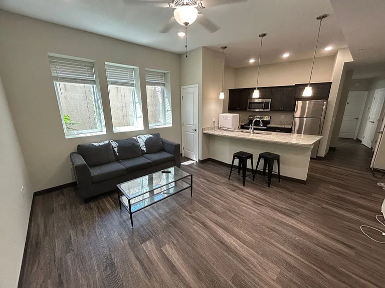 302 E Clark St — Photo 4