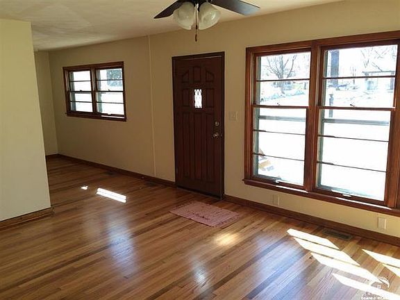 Living room / entry