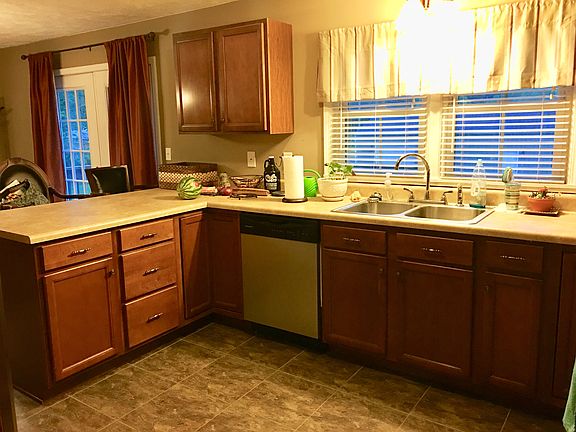 Peninsula + lots of cabinets