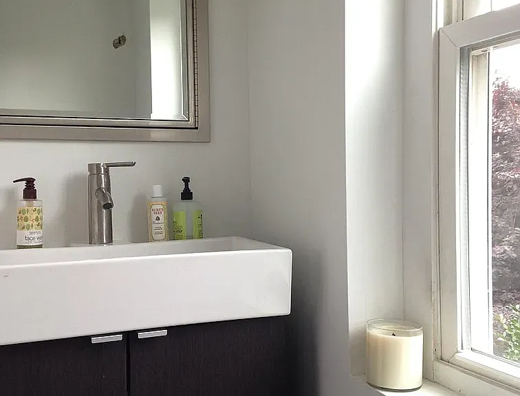 En-suite half bathroom to primary bedroom