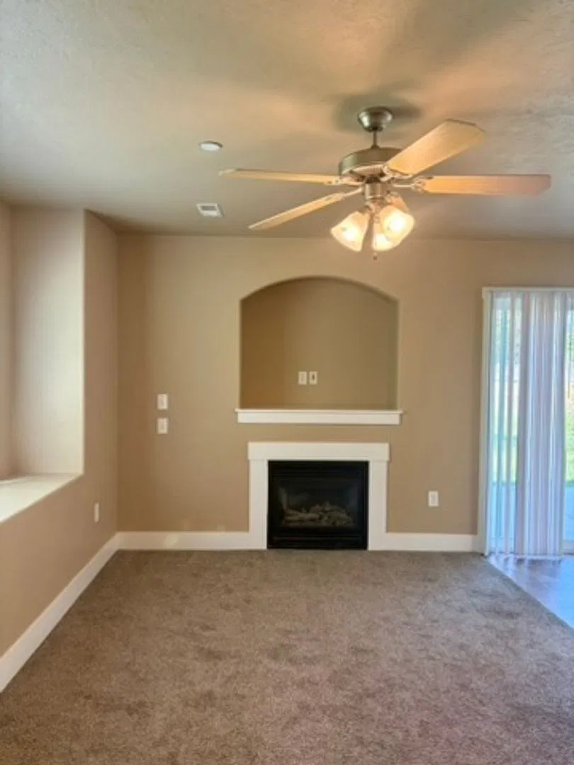 AV16692 — Photo 1