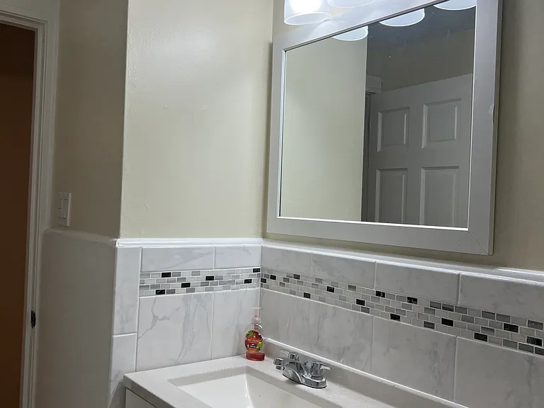 131 Seymour Ave — Photo 8