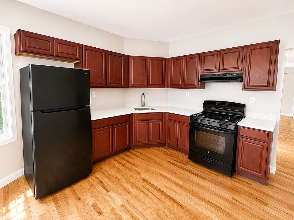 1st image of 25 Salem St Floor 2