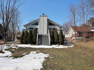 2110 W Shore Dr, Delafield, WI 53018