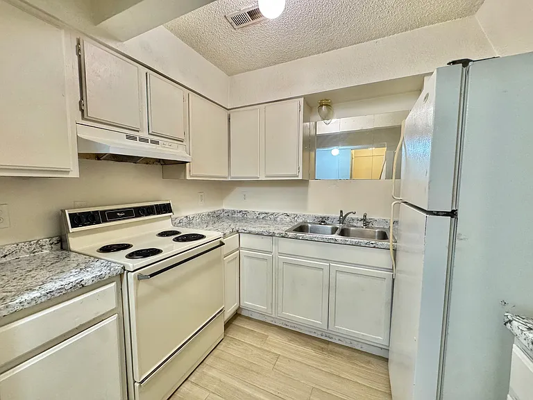2401 SW 43rd St #6 — Photo 8