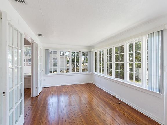 3rd image of 204 5th Ave S