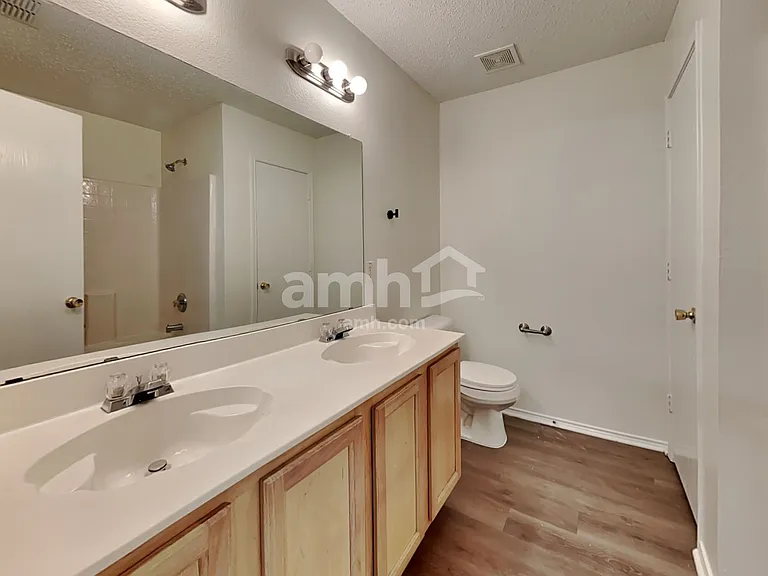 6040 Crescenzio Dr — Photo 11