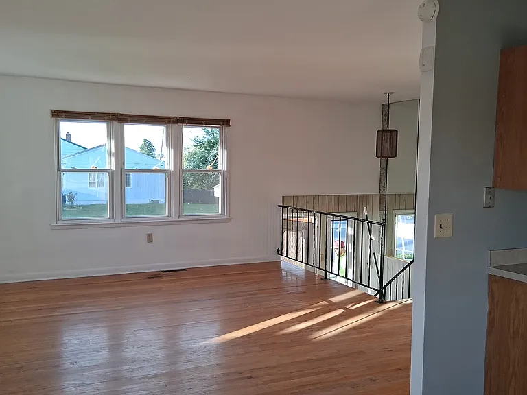 874 Paul St — Photo 2